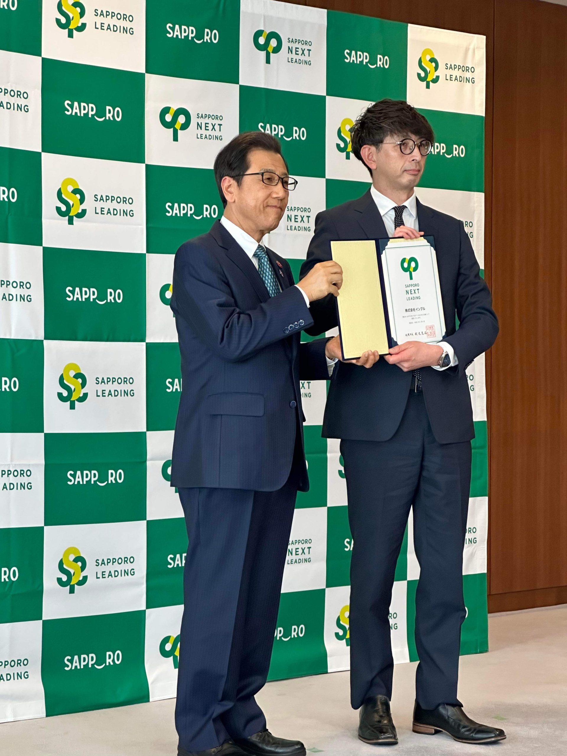 2024年2月6日(火)に札幌市役所の市長会議室にて「SAPPORO NEXT LEADING 企業」の認定式が行われ、秋元市長より認定証を授与されました。